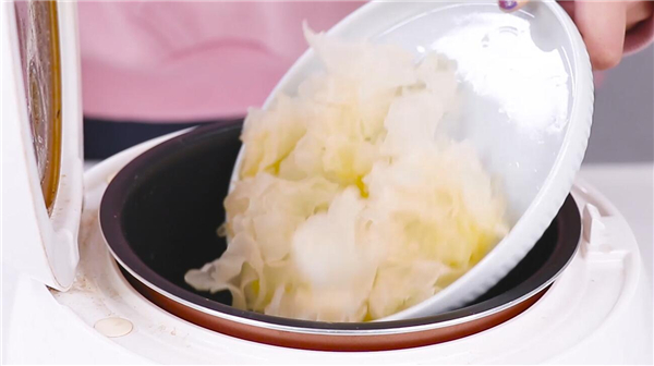 銀耳雪梨湯的做法